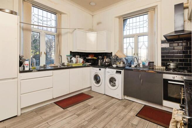 6 bed Semi-Detached for sale Image 7