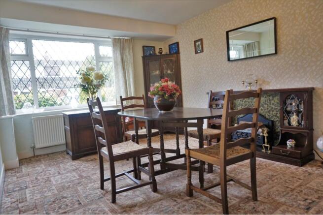 Bed 3 / Dining Room
