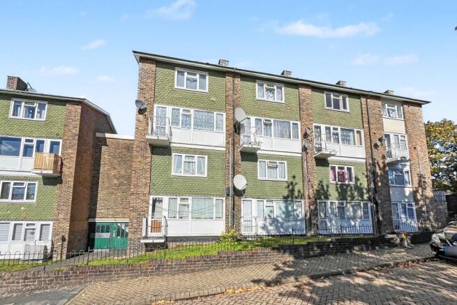 2-bed flat on 46 Frensham Drive, New Addington, Croydon, CR0 0QY, £135,000