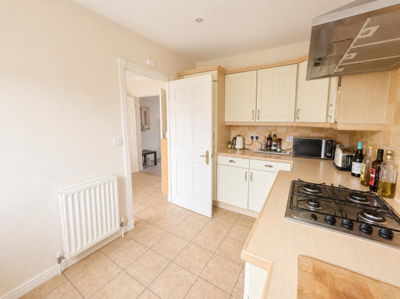 4 bed House to rent Image 10