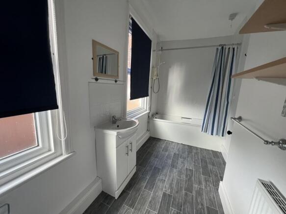 271a bathroom.jpg