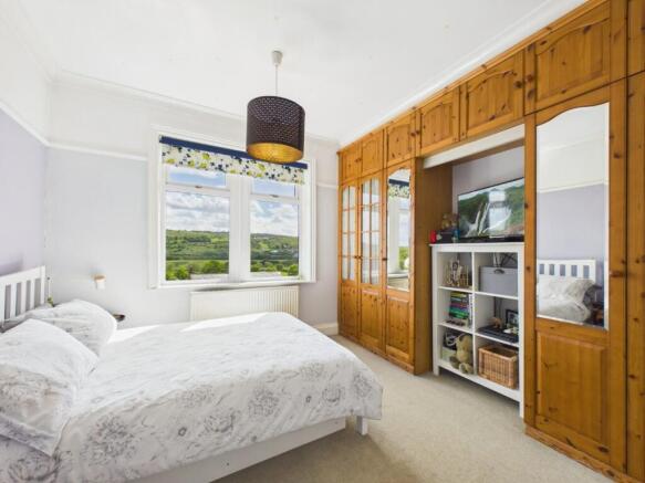 4 bed House for sale Image 10