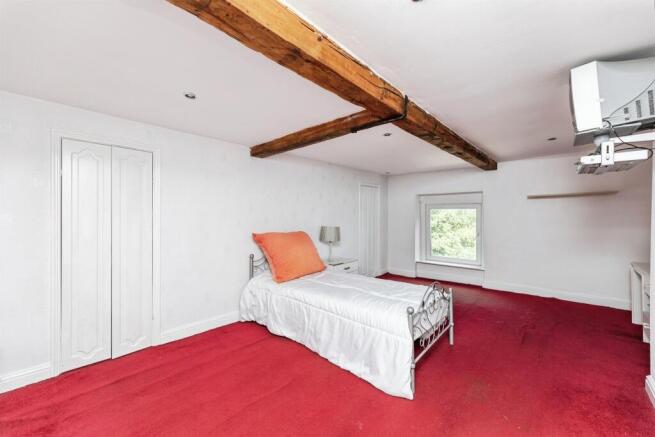 5 bed Semi-Detached for sale Image 9