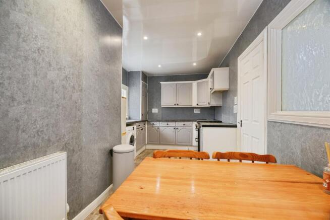 2 bed Flat for sale Image 5