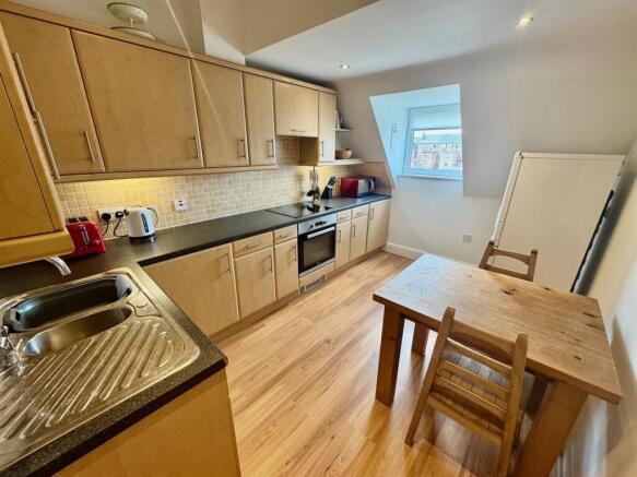 2 bed Flat for sale Image 5