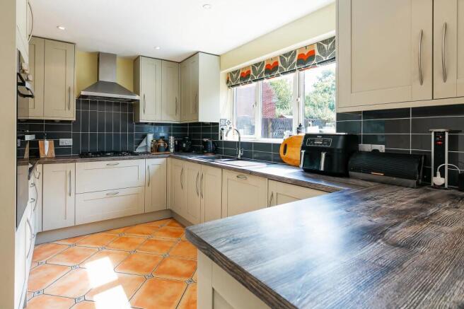 5 bed Detached for sale Image 5
