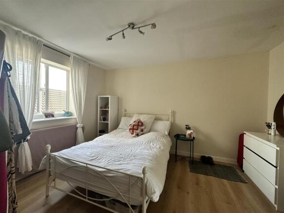 Bright, simply furnished double bedroom with be...