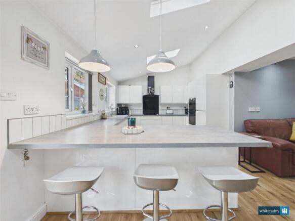 5 bed Detached for sale Image 7