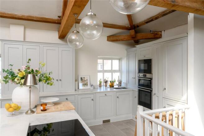 5 bed Detached for sale Image 11