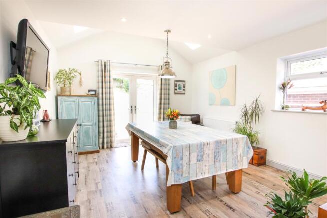 FAMILY ROOM / DINING ROOM