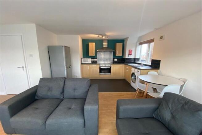 2 bed Apartment to rent Image 4