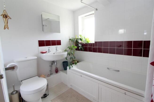 007 Tyttenhanger Green - Bathroom.JPG