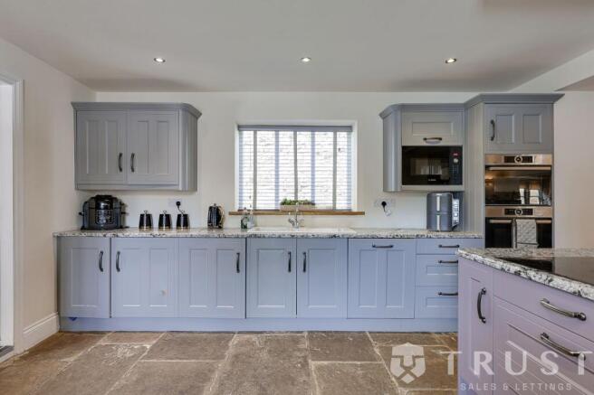 6 bed Detached for sale Image 7