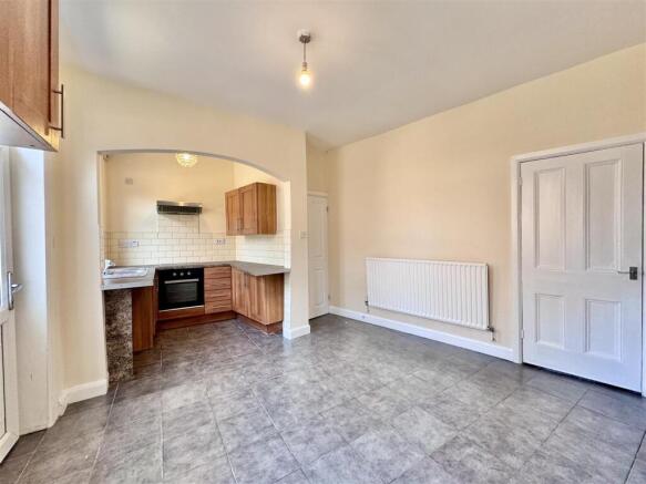 2 bed Terraced to rent Image 2