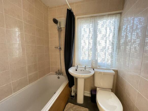 West Mailling Avenue  Bathroom.jpg