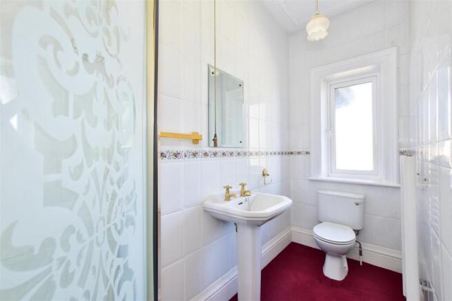 further ensuite.jpg