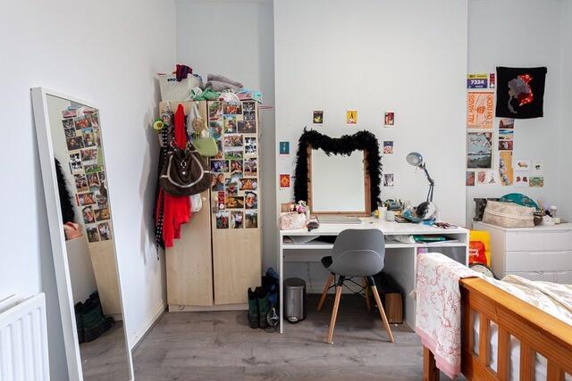 Bright, tidy single bedroom with a study desk, ...