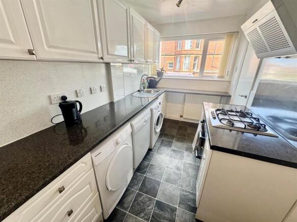 2 bed Flat for sale Image 9