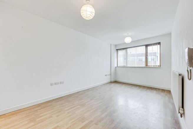 2 bed Flat for sale Image 8