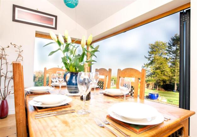 dinning room.jpg