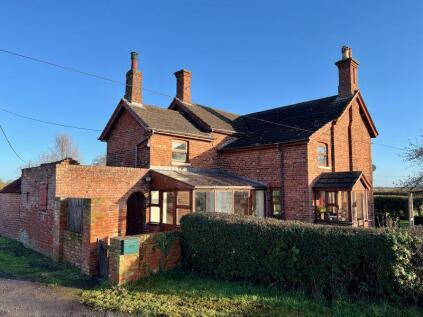The Chestnuts Farmhouse + 0.9 acres -Wickenby Road, Lissington