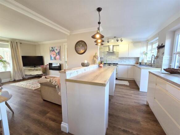 Open Plan Kitchen & Lounge Area