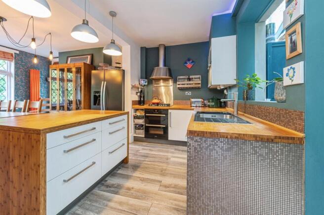 4 bed Detached for sale Image 4