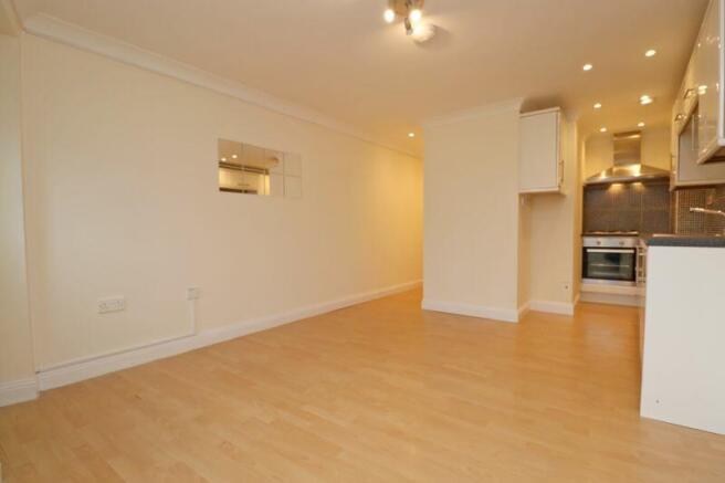 LOUNGE/DINING AREA