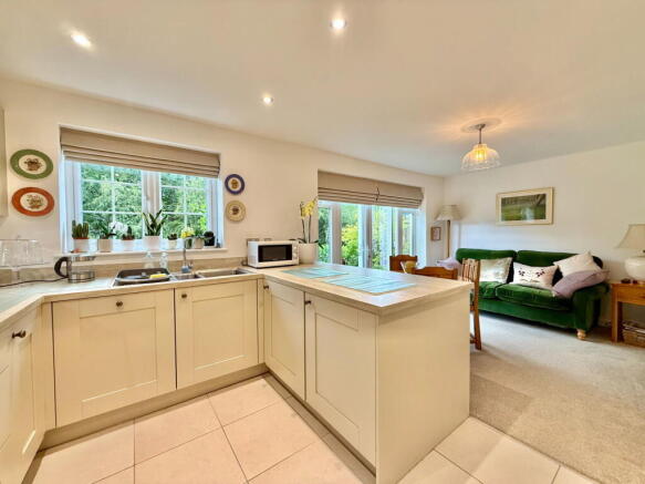4 bed Semi-Detached for sale Image 11