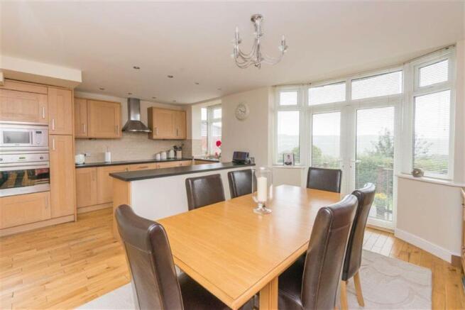 STUNNING OPEN-PLAN K