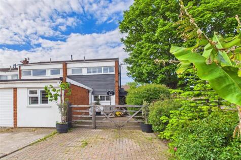 Kenn Moor Drive cul-de-sac, close to town and schools