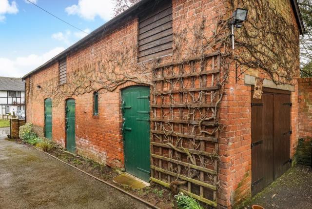 Detached Barn (possible potential for conversion)