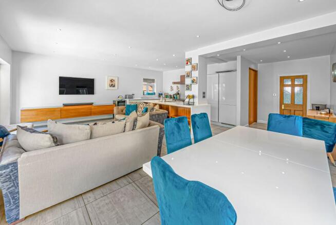 5 bed Detached for sale Image 6