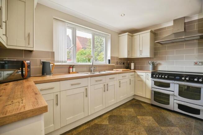 5 bed Detached for sale Image 4