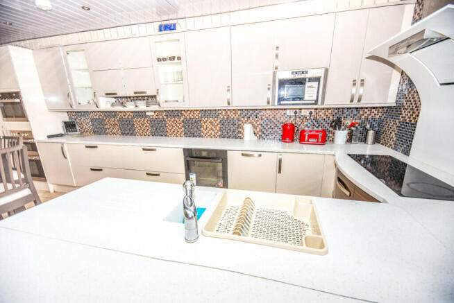 5 bed Semi-Detached for sale Image 5