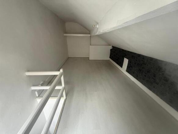 2 bed Terraced to rent Image 4