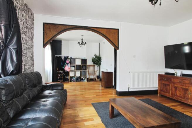5 bed Detached for sale Image 7