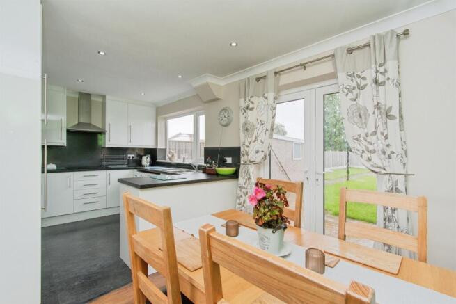 3 bed Semi-Detached for sale Image 6