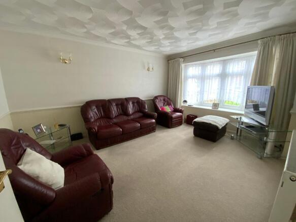 LIVING ROOM 15'9 x 11'5