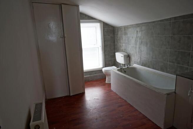 Bathroom (first floor)