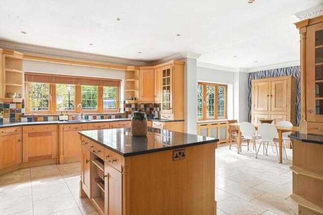 6 bed Detached for sale Image 6