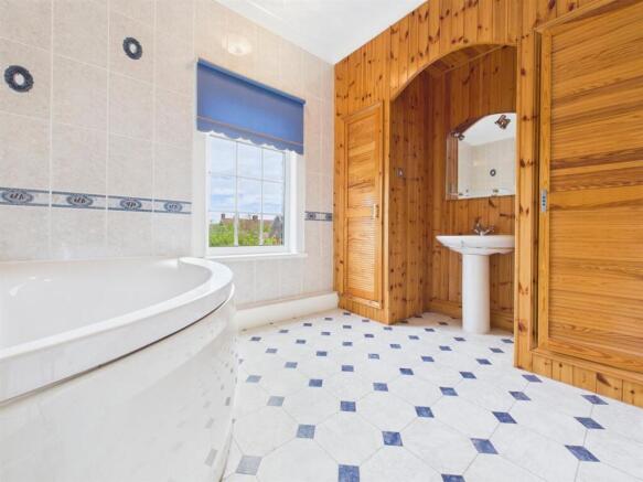 6 bed Semi-Detached for sale Image 5