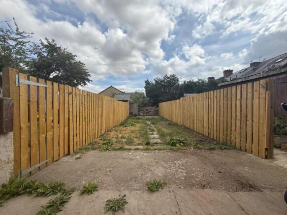 2 bed House to rent Image 10