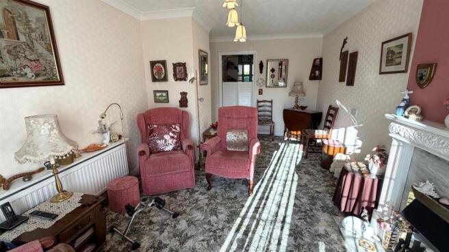 LOUNGE/DINING ROOM