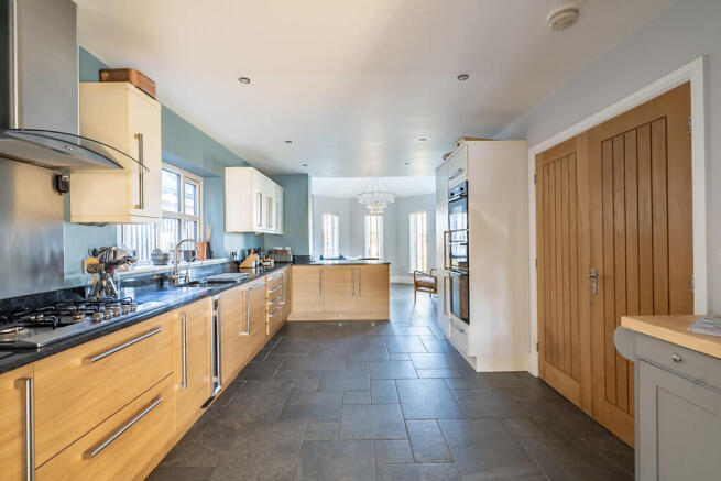 5 bed Detached for sale Image 7