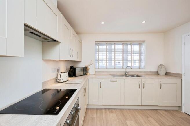3 bed Semi-Detached for sale Image 6
