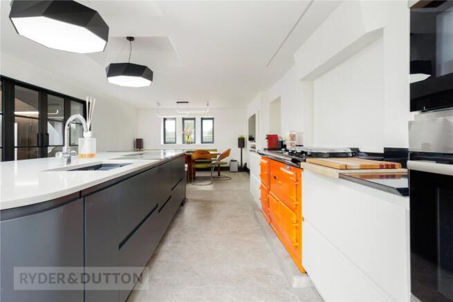 5 bed Detached for sale Image 9