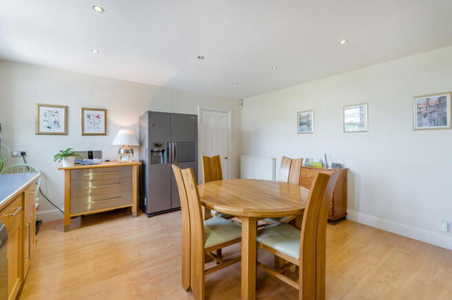 5 bed Detached for sale Image 10