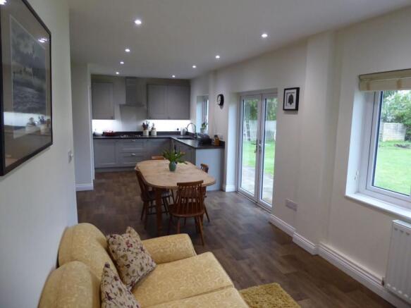 KITCHEN/DINING ROOM