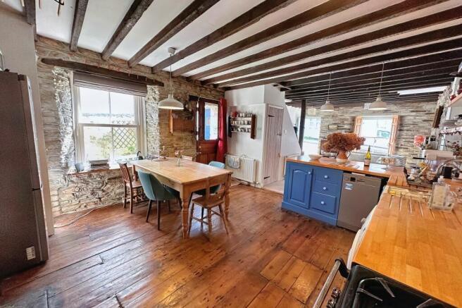 KITCHEN/DINING ROOM